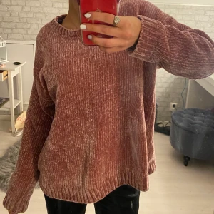 långärmad tröja storlek S/M - säljer denna gammelrosa långärmade tröjan som tyvärr inte kommer till användning, Storlek M men skulle säga att den är S/M💗💗💗