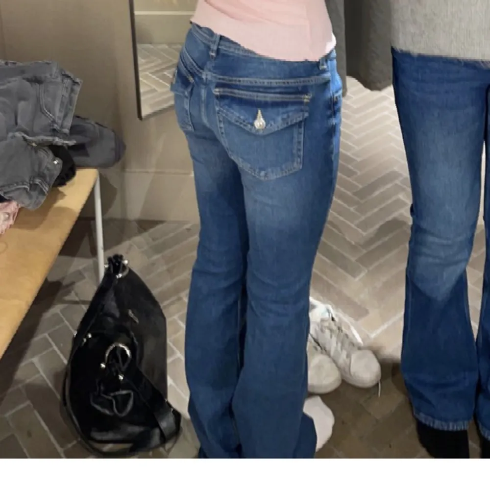 Säljer de populära hm jeansen för köpte 2 par i olika storlekar och dessa passade inte. Helt slutsålda på hemsidan. Dom är helt nya med prislappen kvar och allt, endast testade💕 (lånade bilder), skriv privat för egna bilder/ frågor.. Jeans & Byxor.