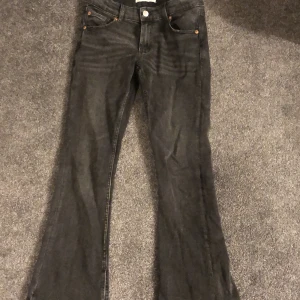 Svarta mid/Low waist jeans  - Svarta jeans som är mid/Low waist från Zara. I barnstorlek men passar någon som är ca 150-155. I storlek 11-12 men passar en som har 24 i midja. Köpta av en annan användare på Plick men säljer då de ej passar. Skriv privat för mer info eller bilder 🤍