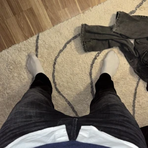 Jack and Jones jeans  - Jack and Jones jeans slim fit. Mycket snygga och bekväma byxor då dom har ett elastikskt material och passar till allting. Köpta för 800. Säljer för dom inte passar mer och aldrig använt dom. Kom privat för mer bilder och frågor!