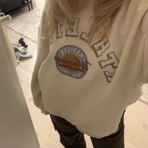 Sweatshirt  - Säljer denna beiga sweatshirt ❤️‍🔥