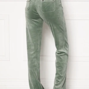 Juicy byxor - ⚠️INGA BUD UNDER 700!!!⚠️Säljer mina ljusgröna juicy couture byxor i xs. Säljer för jag inte använder dem längre. Sparsamt använda så inga defekter eller hål! Skriv privat vid intresse😍😊 vill helst ha 800 ungefär men kom med egna bud!!