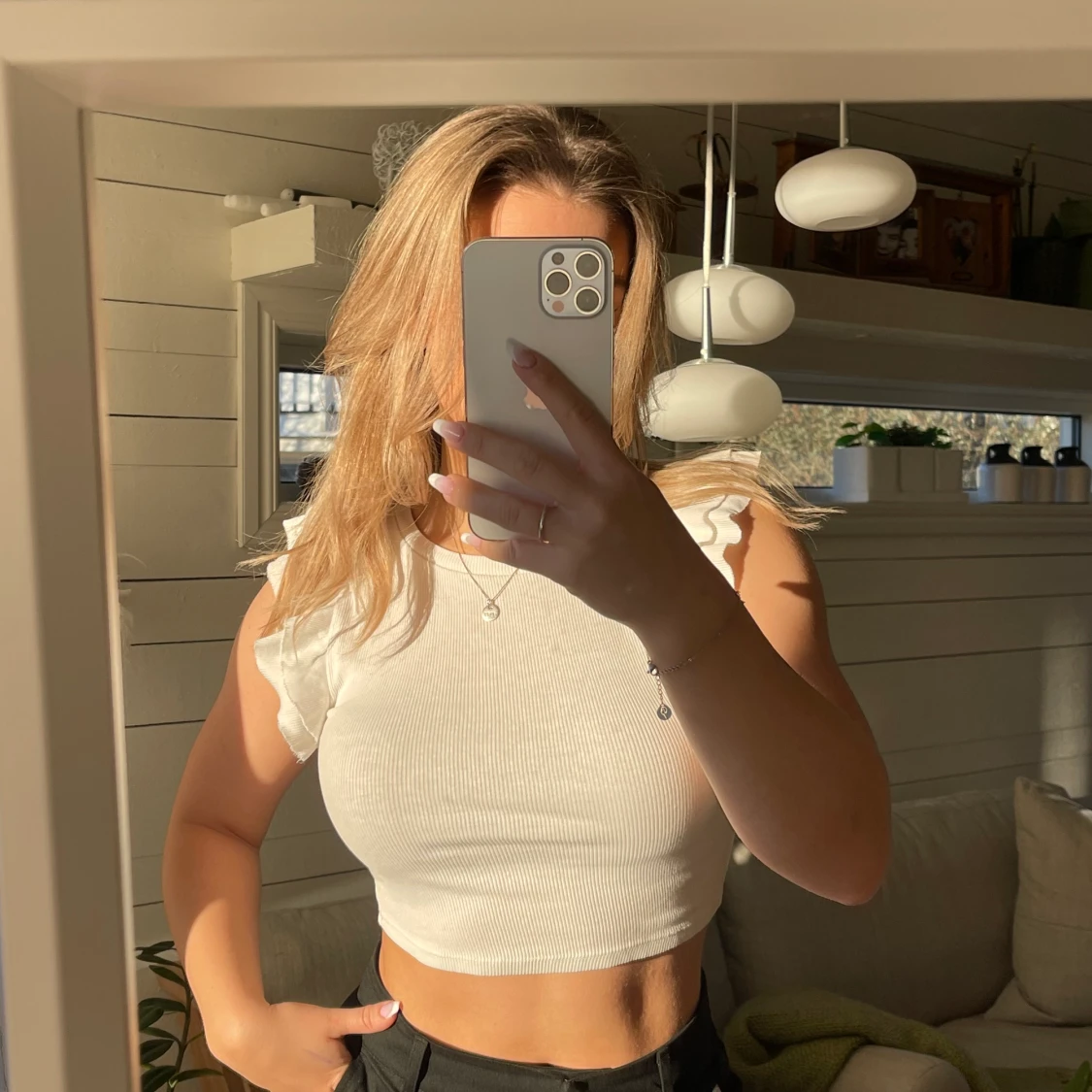 Vit topp med volanger - 91