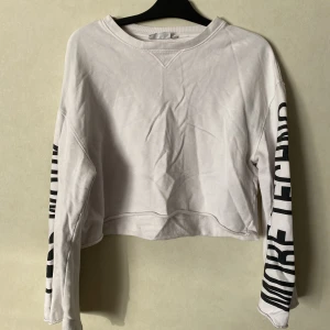 Tröja från Weekday Strl. XS-S - Passar även storlek S.