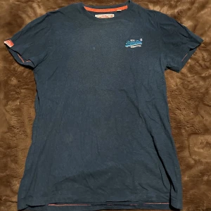 SuperDry T-Shirt - En blå T-Shirt från SuperDry i storlek Small💯