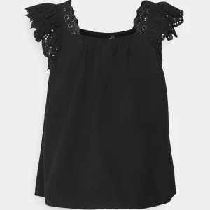 Söt topp🫶🏼 - Säljer denna fina slutsålda topp från Vero Moda🥰 Köpt på Zalando för 249kr och är använd ca 5 ggr❤️ Den är i storlek XS😍