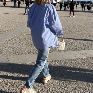 Virkad marshmallow väska  - Väska virkad i olika färger, plats för mobil och plånbok. 