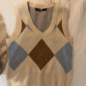 Bomullsväst från bikbok! - En bomullsväst från bikbok i fina färger ⭐️💫Knappt använd och är stretchig så passa nog en del storlekar!