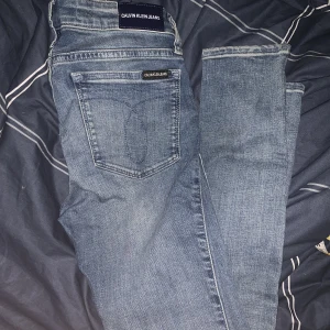 CALVIN KLEIN JEANS - Strl. W25 L.30, passar xs/s och någon som är 160-170. Perfekt skick! Tighta hela vägen och skönt material. Eventuell frakt betalas av köparen! 