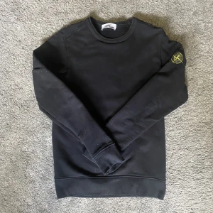 Stone Island Crewneck - Stone Island Crewneck i storlek Small.  Sparsamt använd tröja i utmärkt skick och Stone Island Patchen är i perfekt skick.  Tröjan är legit checkad via Stone Islands egna tjänst.   Kan hämtas utanför Kungälv eller så skickas den via Postnord.  