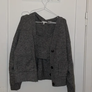 Matchande kofta och topp - Grått stickat set, kofta och top från HM. Storlek: Kofta S, top M. Aldrig använt. 