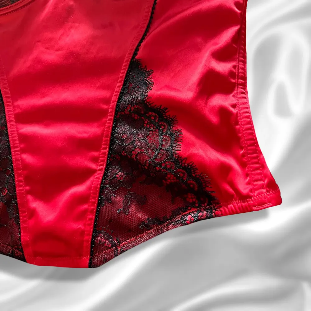 Sweet lil’ romantic red corset med svarta spetsdetaljer💋🖤Från CENSORED (ej lapp). Passar XS/S (midjemått 66cm, längd 34cm) & kuporna 75A/B 📏Superbekväm! 🤩Reglernara axelband & stängs med krokar i 3 inställningar. I najs skick ✨Frakt på 43kr tillkommer 💌. Toppar.
