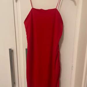Säljer min röda klänning från Gina Tricot då den är för liten för mig och har gått över till lång klänningar, storlek S