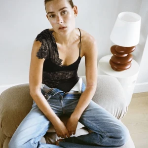 zara body - säljer denna snygga zara body helt oandvänd med prislapp kvar, helt slutsåld. Perfekt me snygga jeans för att klä ner den eller kostymbyxor för fest för att klä upp(säljer pga av för liten cupa för mig)