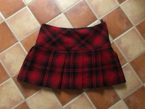 Röd kjol?  - Haft den sen några år före kristus men fortfarande lika snygg & banger med fishnets o kängor 