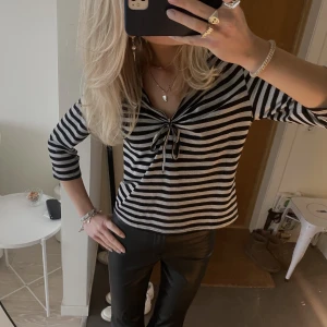 Topp  - Helt stört snygg topp med lite kortare ärmar och knytning vid brösten🥰