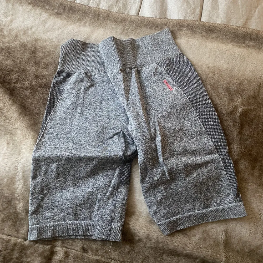Vital semless shorts från gymshark, lite längre på benen och åker inte upp vid träning, iprincip oanvända ❤️. Jeans & Byxor.