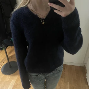 mörkblå stickad tröja  - Mörkblå stickad tröja, ingen lapp finns så vet ej märke eller storlek men passar som en xs.