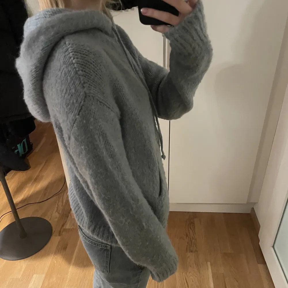 Blå-grå stickad hoodie från Zara i storlek s.. Stickat.