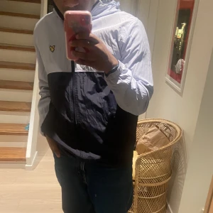 lyle & scott jacka - Tunn jacka fårn Lyle & Scott perfekt för lite varmare väder! Storlek L (tyvärr fläckar men bild finns) 