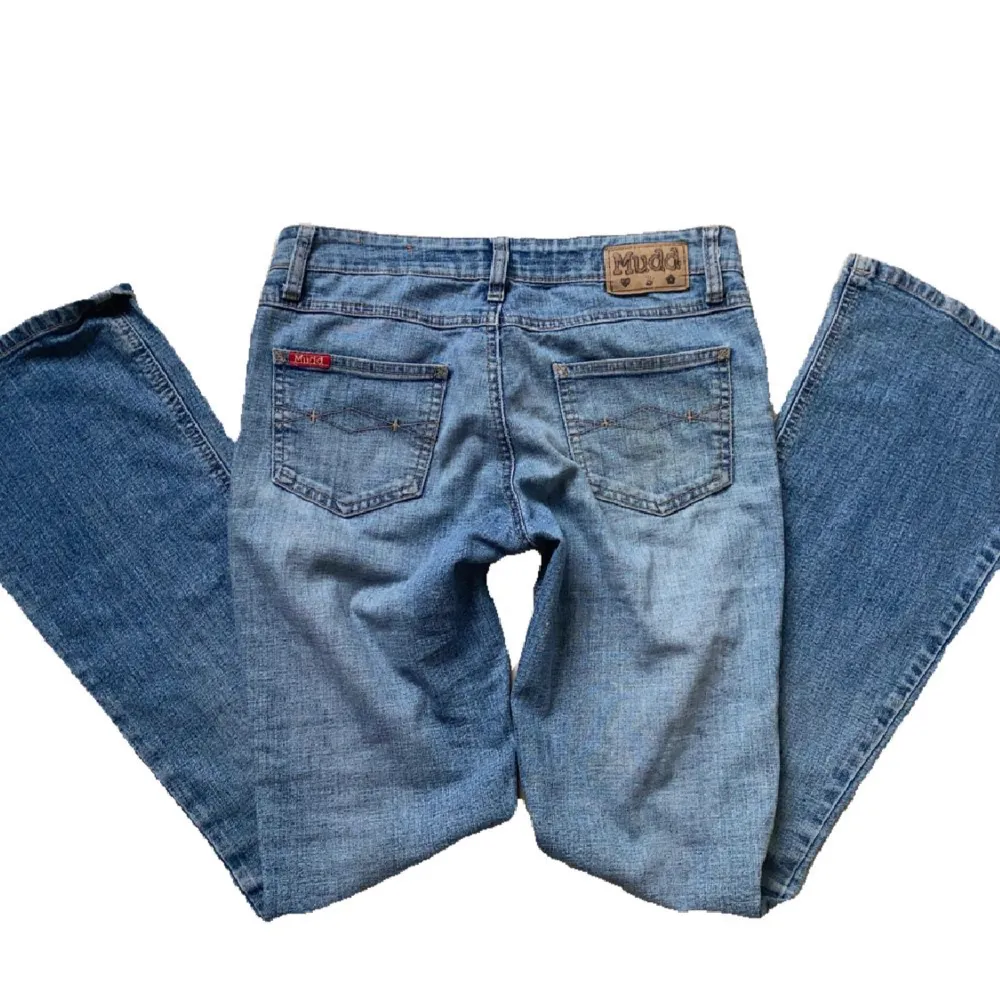 Säljer Lee mudd jeans i W26/27 L32 ! Det är en liten slitning på knät och en liten orange fläck på bakre lår, se bild 3 ! Köparen står för frakt  (Bilderna är lånade) . Jeans & Byxor.