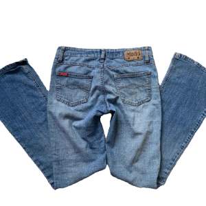 Säljer Lee mudd jeans i W26/27 L32 ! Det är en liten slitning på knät och en liten orange fläck på bakre lår, se bild 3 ! Köparen står för frakt  (Bilderna är lånade) 