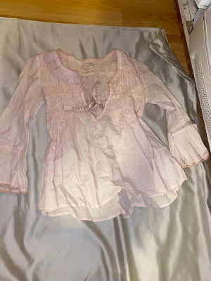 Tröja  - Odd Molly tröja jätte fin ljus rosa med en rosett och utsvängda armar kom privat för fler bilder 🌸