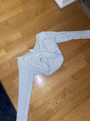 Omlotttröja  - Jättefin och mysig omlotttröja från H&M. 