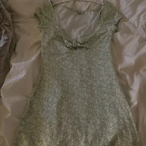 Säljer denna klänning från nelly eftersom den aldrig kommer till användning och tycker inte att den passar mig🤍🤍
