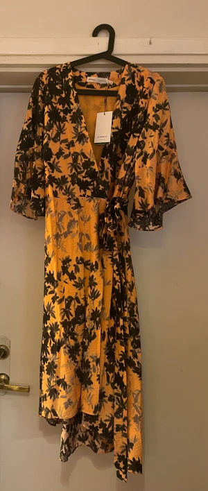 InWear omlottklänning - Vacker omlottklänning i coralreef svart mönster. Oanvänd. Nypris 1500kr. Från 2022. 