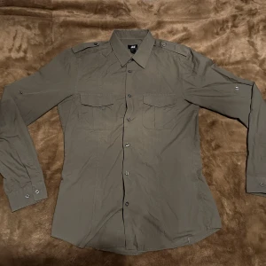 Grön Skjorta H&M - Grön skjorta från H&M i storlek small💯