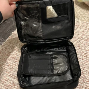 Sminkväska - Sminkväska i använt skick. 30kr + frakt 