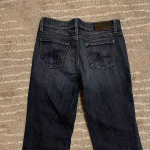 Lågmidjade jeans som inte kommer till användning. Midjemått: 38cm på en sida  och Innerbenslängd: 78cm 💓 