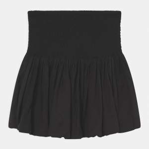 Fin ”Stockholmsstil” kjol köpt på Lindex! Nypris 200 eller 300kr Storlek 134/140 men väldigt stor i storleken så passar mig som är 160 och har storlek xs❤️
