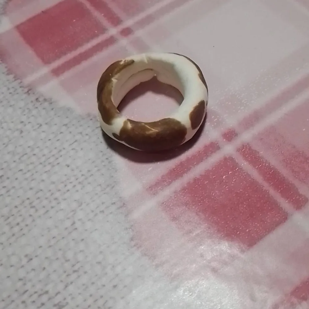 Jag gjorde denna ring för nu 2 år sen, den är i bra skick ändå. Använde den bara en gång. Den är ganska liten :'D OBS, likea det här ifall du vill köpa det nu❤️. Accessoarer.