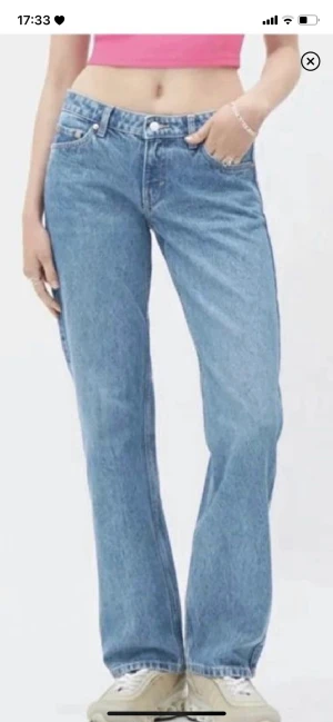 weekday arrow low jeans  - säljer dessa jeans då de är för stora för mig, skriv privat för fler bilder 