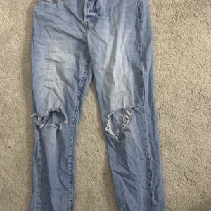 Boyfriend jeans från lager 157 - Halvtajta jeans från lager 157. Väldigt hårda jeans. Ingen dragkjedja som gör att dom håller längre. Ganska väl använda men inga slitningar eftersom hålen på knäna ska va där😊 (inte egengjorda) köptes för 300kr 