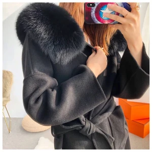 Kappa med pälskrage - Säljer nu min fina kappa med äkta pälskrage i storlek S, då den inte kommer till användning. Jackan är i fint skick och pälskragen väldigt fyllig, som på bilden. Köpt för 2300 kr, säljes för 700. Bara att skicka meddelande vid eventuella frågor x