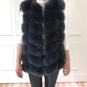 Pälsväst - Gråsvart pälsväst (äkta) i storlek S säljes, den är i lika fint skick som när jag köpte den. Nypris: 1600kr, mitt pris 400 kr.  Kontakta mig gärna om du har frågor :) x 