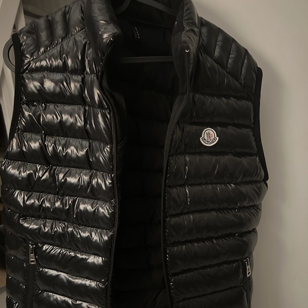 Säljer denna fina Moncler väst som är i superbra skick! Säljer pga att jag inte använder längre. Scankoden funkar och tar dig direkt till monclers hemsida. . Tröjor & Koftor.