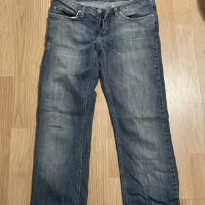 Lågmidgade acne jeans - Acne jeans i ok skick. Dedär lågmidjade och bootcut.