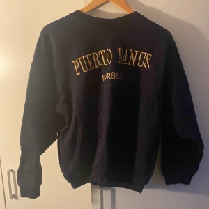 MörkBlå sweatshirt - Puerto Bano Marbella med guld text in broderat! Jättesnygg vintage. Står storlek L men tror det är barn storlek, den passar storlek s för män och m för kvinnor!