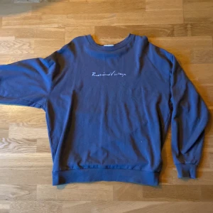 Grå tröja - Säljer en grå tröja med ett jättesnyggt tryck på baksidan i storlek S som är köpt från Asos, Passformen är oversized