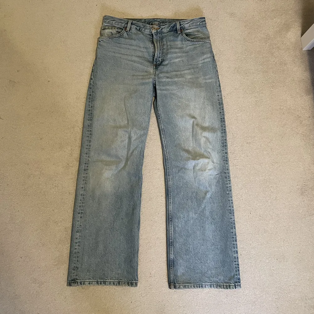 Monki yoko jeans ljusblåa Size 32 Något slitna (fransiga) vid öppningen nedtill . Jeans & Byxor.