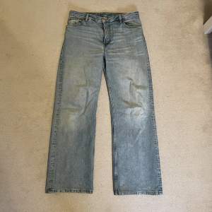 Monki yoko jeans ljusblåa Size 32 Något slitna (fransiga) vid öppningen nedtill 