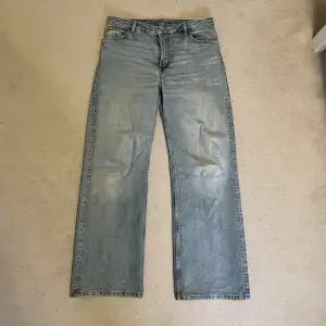 Monki yoko jeans ljusblåa Size 32 Något slitna (fransiga) vid öppningen nedtill 