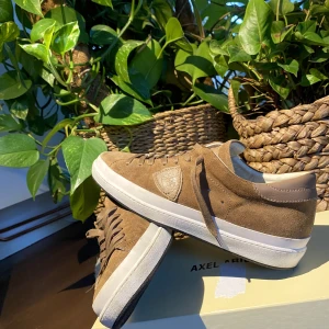 Philippe Model Paris Mocka Sneakers - Hej, säljer mina Philippe Model Paris skor. De är i utmärkt skick och knappt använts. De är i storlek 43 och True To Size. Brun mocka och väldigt sköna på foten. Nypris va runt 3500kr. Obs : ej orginalbox. Pris ej hugget i sten. Hör av dig!