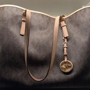 Säljer min älskade Michael kors jet set travel bag som köptes i den fysiska MK butiken i Stockholm. Väskan är 100% äkta men tyvärr finns inget kvitto tillgängligt.  Möts upp i Stockholm eller frakt via PostNord🤍