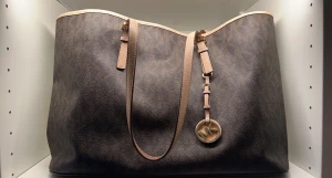 Michael Kors väska  - Säljer min älskade Michael kors jet set travel bag som köptes i den fysiska MK butiken i Stockholm. Väskan är 100% äkta men tyvärr finns inget kvitto tillgängligt.  Möts upp i Stockholm eller frakt via PostNord🤍