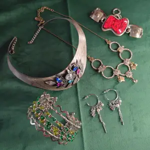 Armband, halsband och örhängen i silver, med blandade färger och pärlor. Mycket helt oanvänt och allt i fint skick! Halsbandet är från pilgrim. 30kr/st, paketpris diskuteras.